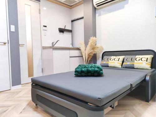 a black bench in a room with a kitchen at 11全新装修 2室1厅1浴室1卫生间 设施齐全 最大3人 2 rooms 1dining room 2bathrooms 2toilets Max 3P 免费无线网络 in Tokyo