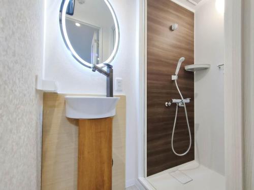 東京にある11全新装修 2室1厅1浴室1卫生间 设施齐全 最大6人 2 rooms 1dining room 2bathrooms 2toilets Max 6P 免费无线网络の洗面台と鏡のあるバスルーム