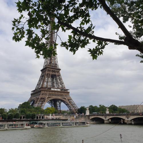 - une vue sur la tour Eiffel de l'autre côté de la rivière dans l'établissement Studio Eiffel Tower Trocadero, à Paris