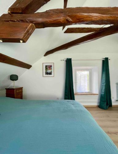 - une chambre avec un lit bleu et des rideaux verts dans l'établissement Relais Golf et Champagne, à Villers-Agron-Aiguizy