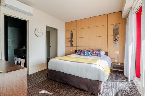 a bedroom with a large bed in a room at Logis Hôtellerie Les Brisants , Restaurant J M Perochon in Brétignolles-sur-Mer