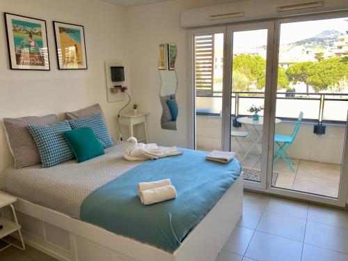 - une chambre avec un lit et un balcon dans l'établissement Ma place au sud Nice 405, à Nice