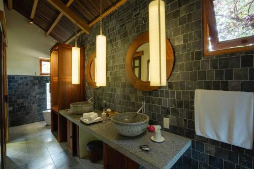 Ένα μπάνιο στο The Trang Villas