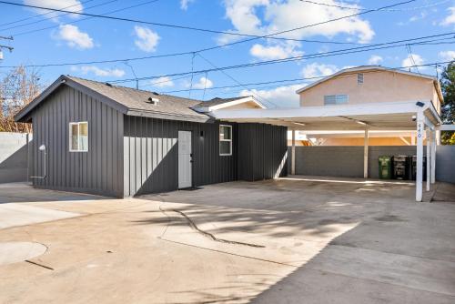 a house with a garage in a driveway at Perfect 2BR Near Universal Studios By Poshguest in San Fernando