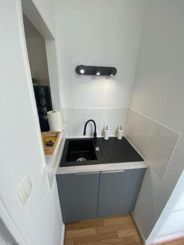 - une petite cuisine avec évier dans la chambre dans l'établissement T2 - Cocon Coeur d'Angers - 4 personnes, à Angers