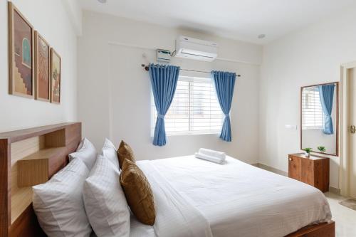 Katil atau katil-katil dalam bilik di OBS Luxury 2BHK Balcony Serviced Apartments HSR Layout