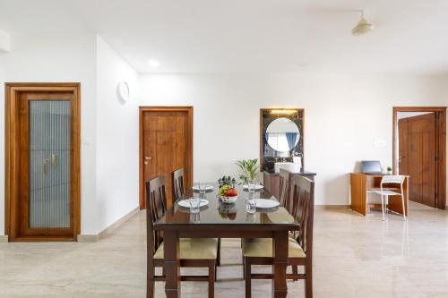 Ruang duduk di OBS Luxury 2BHK Balcony Serviced Apartments HSR Layout