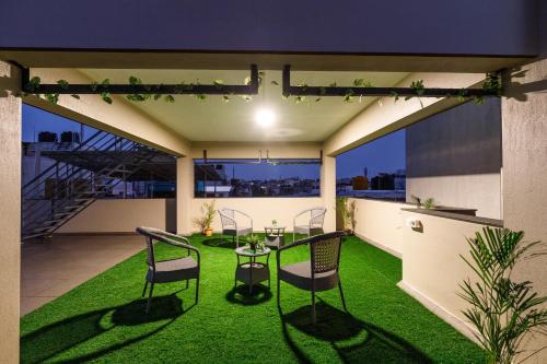 Balkoni atau teres di OBS Luxury 2BHK Balcony Serviced Apartments HSR Layout