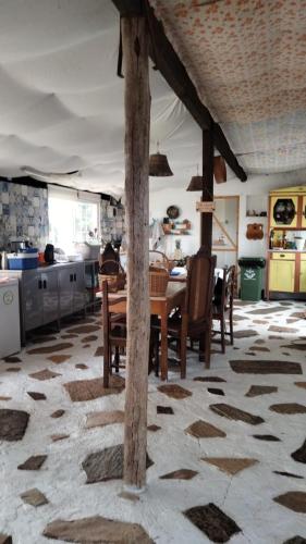 a dining room with a table and chairs in a kitchen at Caravana em Quinta das Lameiras in Tomar