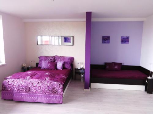 オロモウツにあるApartments 4U center + free parkingの紫のシーツ付きのベッドが備わる紫のベッドルームです。