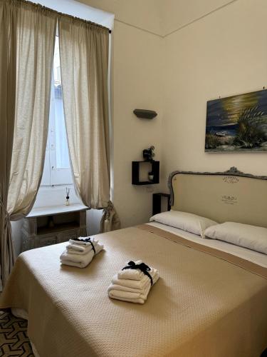 Un dormitorio con una cama con toallas. en La Dimora Di Teresa, en Lanciano