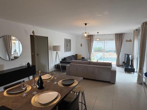 Villa 3 chambres belle piscine privée sur la route de Palombaggia Porto-vecchio proche des plus belles plages