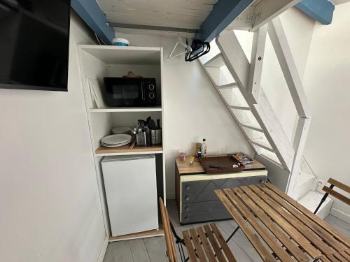 Kuchyň nebo kuchyňský kout v ubytování ECO STUDIOS mezzanine wifi piscine stationnement gratuit terrasse dans jardin