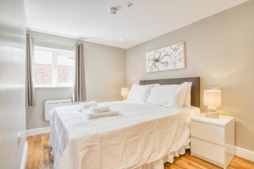 a bedroom with a large bed with two towels on it at Spacious City Center 2 Bed Apartment Free Wifi in Lincoln