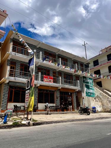 un edificio con banderas al costado de la calle en Rajgundha, en Kyelang