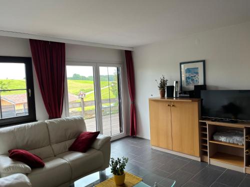 TV a/nebo společenská místnost v ubytování Lechbruck am See Feriendorf Hochbergle Haus 7