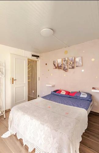 a bedroom with a large white bed in a room at Flor de Loto Tantralove in Aguatona