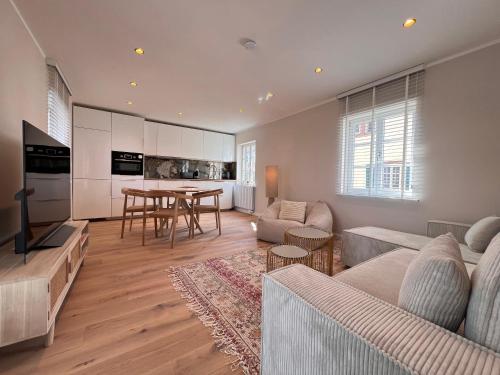 a living room with a couch and a table at Apartment mit Mainblick 15 Min vom FFM-Airport in Flörsheim