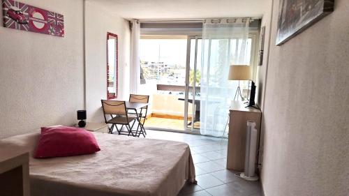 - une chambre avec un lit et une chambre avec un balcon dans l'établissement Studio 721, Port Nature 7 au village naturiste, au Cap d'Agde