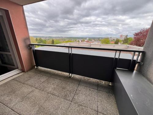 un balcon avec vue sur un immeuble dans l'établissement Appartement entier avec 2 terrasses, au Mans