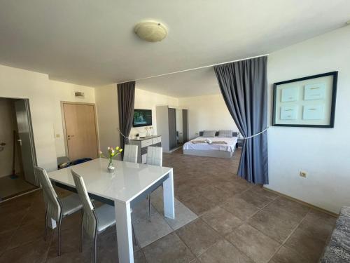 Ένα ή περισσότερα κρεβάτια σε δωμάτιο στο The Royal Bay Hideaway Studio