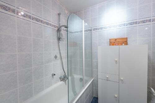 y baño con bañera y ducha con espejo. en Gilles 124, en Ostende