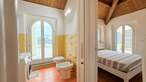 Koupelna v ubytování P057 - Porto Recanati, nuovo quadrilocale con terrazzo vista mare