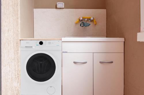 a laundry room with a washing machine and a box at SEASIDE LOFT - 3 camere,2 bagni a 300 mt dal mare in Marina di Massa