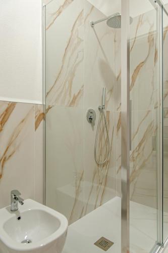 a bathroom with a shower and a sink at SEASIDE LOFT - 3 camere,2 bagni a 300 mt dal mare in Marina di Massa