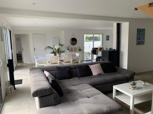 un salon avec un canapé et une table dans l'établissement Villa Graveloup Erquy, à Erquy