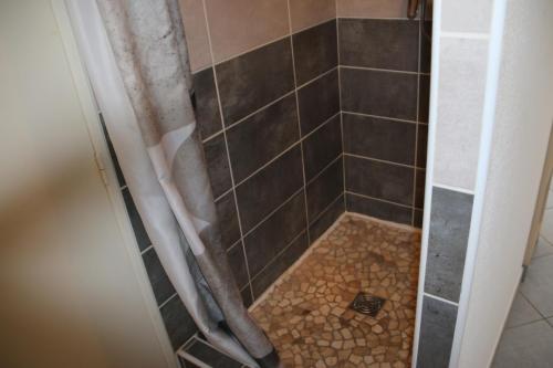 d'une douche avec du carrelage et un constructeur de douche. dans l'établissement Studio 721, Port Nature 7 au village naturiste, au Cap d'Agde