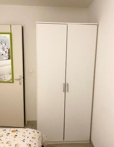 une chambre avec des armoires blanches et un lit dans l'établissement bellissimo appartamento, à Nice
