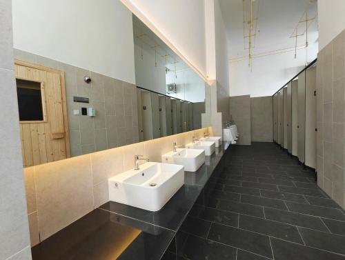 Baño con 4 lavabos y una fila de espejos en AR Studio Alinea suites, en Shah Alam