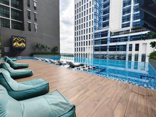 una piscina al lado de un edificio en AR Studio Alinea suites, en Shah Alam