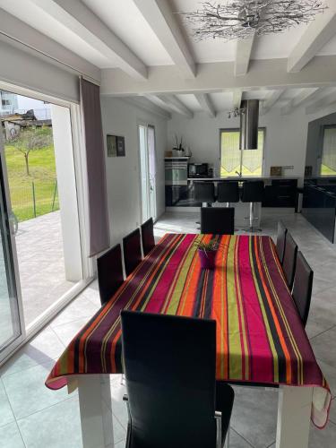 une salle à manger avec une table et des chaises dans l'établissement Charmante maison basque entre ville et campagne, à Arcangues