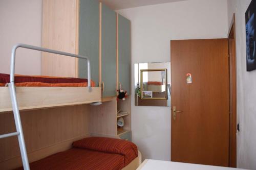 マツァーラ・デル・ヴァッロにあるSara Relax Homeの二段ベッド2台とドアが備わる小さな客室です。
