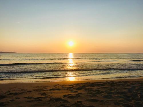 - un coucher de soleil sur une plage donnant sur l'océan dans l'établissement T2 Farinole, vue mer sur le golfe de St Florent, plage a pied, à Farinole
