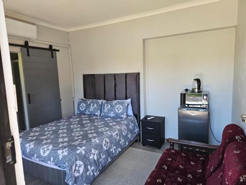Ένα ή περισσότερα κρεβάτια σε δωμάτιο στο Luvuyos Guest House