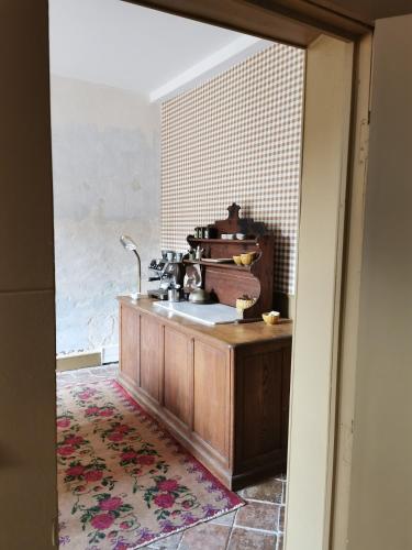 une cuisine avec un comptoir et un évier dans une pièce dans l'établissement La Manufacture Royale de la Bonde Chambre 3, à Cuxac-Cabardès