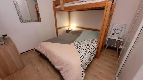 une chambre avec un lit superposé dans une pièce dans l'établissement Appartement 2 chambres vue montagne panoramique, à Bagnères-de-Bigorre