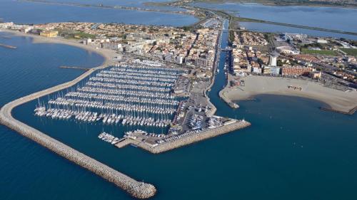 an aerial view of a city with a marina at Les Pieds dans l'eau YourHostHelper in Palavas-les-Flots