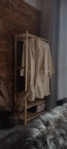 a wooden shelf with clothes on it in a room at Vale Infinito Chalé in Córrego do Bom Jesus