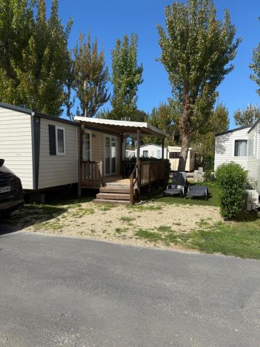 塞里尼昂Mobil Home SIBLU VALRAS PLAGE的移动房屋 - 带门廊和甲板
