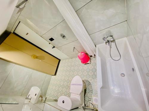 Ένα μπάνιο στο Hotel RV Residency