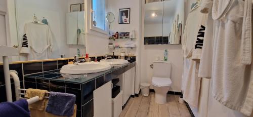 une salle de bain blanche avec un lavabo et des toilettes dans l'établissement Villa Provençale 6 -AC-Pool, à Éguilles