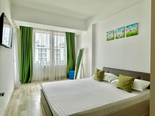 En eller flere senge i et værelse på Dolce Aqua Summerland Apartments