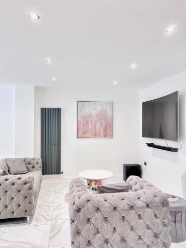 Luxury 5BR Stay With City Access photo 11