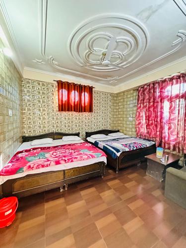 Ένα ή περισσότερα κρεβάτια σε δωμάτιο στο Vansh hotel