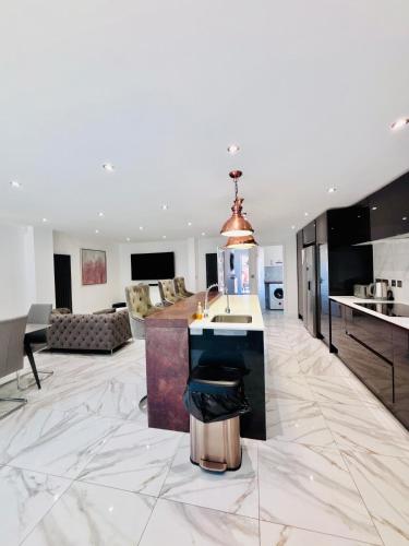 Luxury 5BR Stay With City Access photo 10