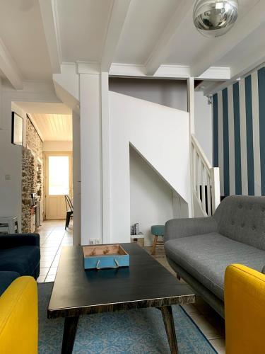 un salon avec un canapé et une table dans l'établissement Maison au cœur de Pornic et à 50 m du vieux port, à Pornic